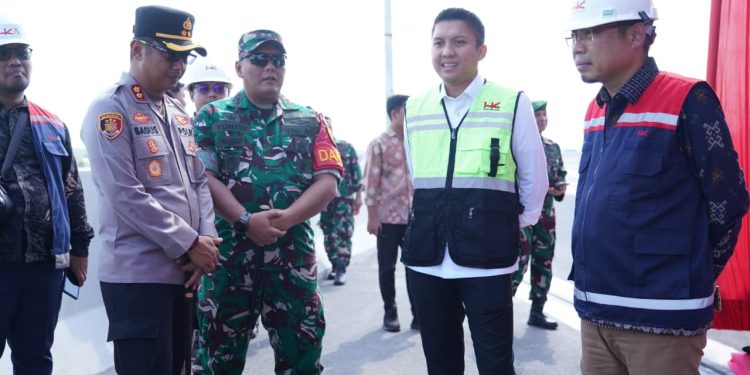 Polres Ogan Ilir dan Polsek Pemulutan Amankan Kunjungan Wapres RI Gibran Rakabuming Raka di Jalan Tol Junction Pemulutan