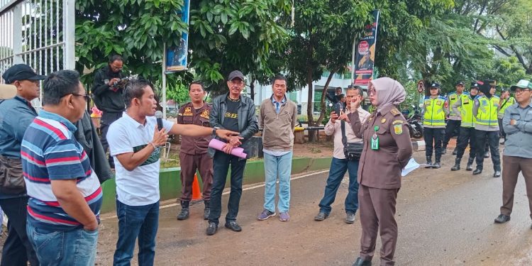 Usut Tuntas Dugaan KKN Serta Dugaan Banyak Penyimpangan di Dinas PUPR Muara Enim Serta Kasus PMI Prabumulih Terkait SP3 PST Gelar Aksi Damai di Kejati Sumsel