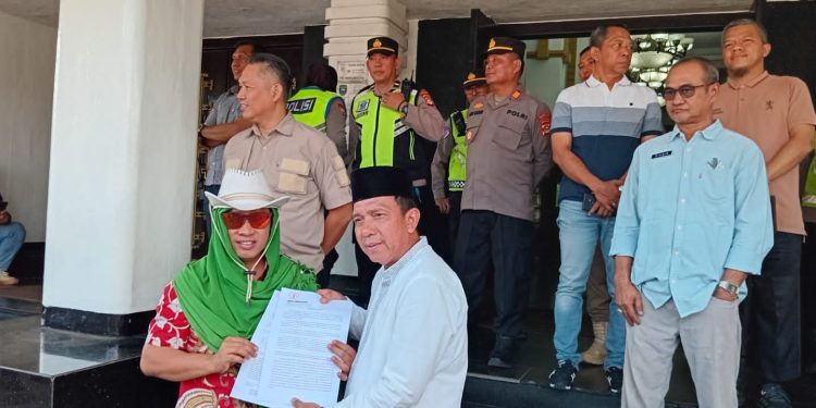 Massa SCW Minta Walikota Palembang Tinjau Ulang Rotasi Jabatan Seketaris Dinas PUPR Kota Palembang Diduga Kental Aroma Politis