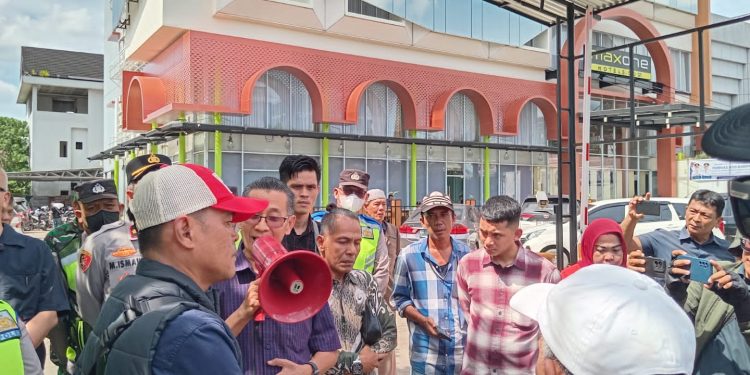 POSE RI dan JO Media Partner POSE RI Demo di Depan MaxOne Hotel Terkait Dugaan Penyerobotan Tanah