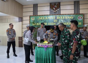 KEJUTAN HANGAT POLRES MUARA ENIM UNTUK TNI DI HARI ULANG TAHUN KE-80
