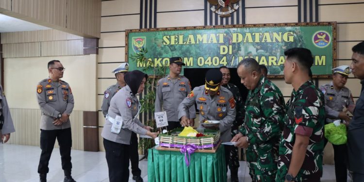 KEJUTAN HANGAT POLRES MUARA ENIM UNTUK TNI DI HARI ULANG TAHUN KE-80