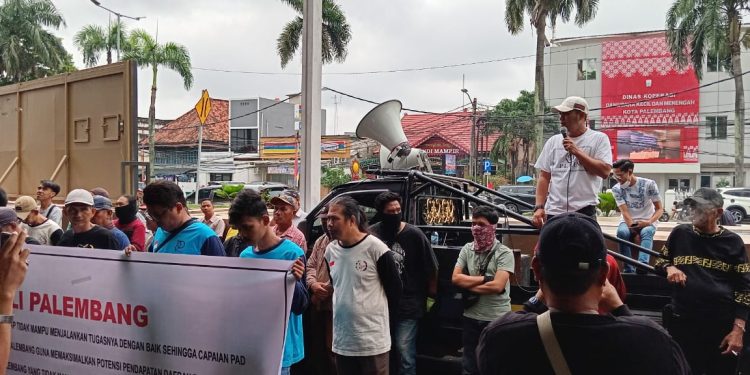 Gabungan LSM Peduli Palembang Desak Walikota Palembang Copot Kepala BAPENDA Kota Palembang Dari Jabatanya Terkait Capaian PAD Tahun 2025 Jauh Dari Target