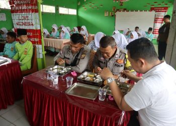 Polres Muara Enim Gelar Makan Bersama Siswa MTS Darussa’adah dalam Program Makan Bergizi Gratis
