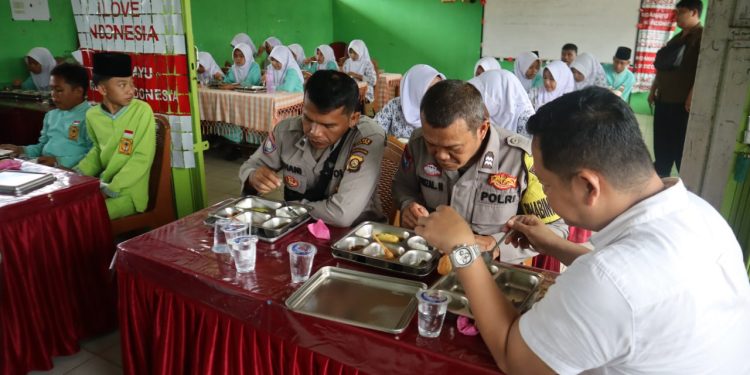 Polres Muara Enim Gelar Makan Bersama Siswa MTS Darussa’adah dalam Program Makan Bergizi Gratis