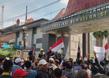 Ratusan Massa Aliansi Aktivis Mahasiswa Serta Pedagang Pasar Induk Jakabaring Palembang Bersatu Geruduk Kantor Gubernur Sumsel Minta Gubernur Sumsel Segera Lakukan Revitalisasi Pasar Induk Jakabaring Palembang
