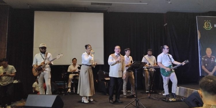 Kapolrestabes Palembang Tampilkan Suara Emas di Acara Pisah Sambut Kepala Kejari Palembang