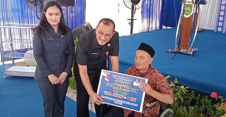Pemprov Sumsel Serahkan Bantuan untuk Pelaku UMKM di 17 Kabupaten/Kota, Sekda Sumsel Sampaikan Hal Ini