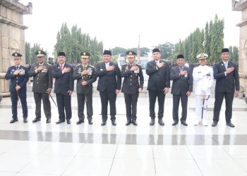Meski Hujan Rintik, Polda Sumsel Tetap Laksanakan Upacara Hari Pahlawan di TMP Siguntang