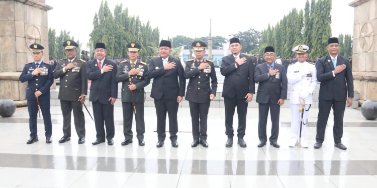 Meski Hujan Rintik, Polda Sumsel Tetap Laksanakan Upacara Hari Pahlawan di TMP Siguntang