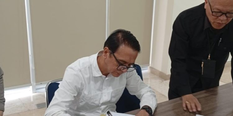 UMDP dan Dr. wijang Resmi Menandatangani Perjanjian Perdamaian