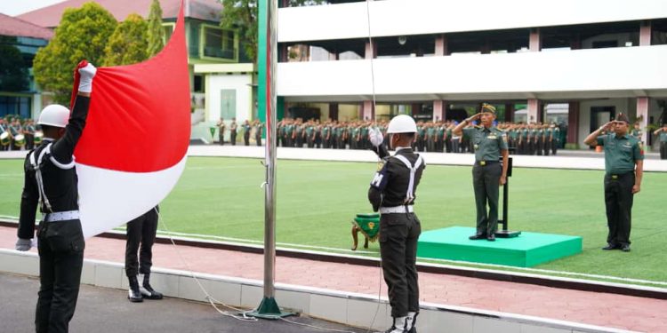Tingkatkan Kinerja dan Sinergitas: Prajurit dan ASN Kodam II/Sriwijaya Dengarkan Arahan Kasad dalam Upacara 17-an