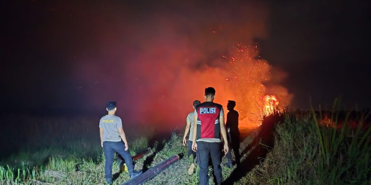 Sat Samapta Polres Ogan Ilir Bersama BPBD Berupaya Padamkan Kebakaran Lahan Gambut di Desa Rambutan