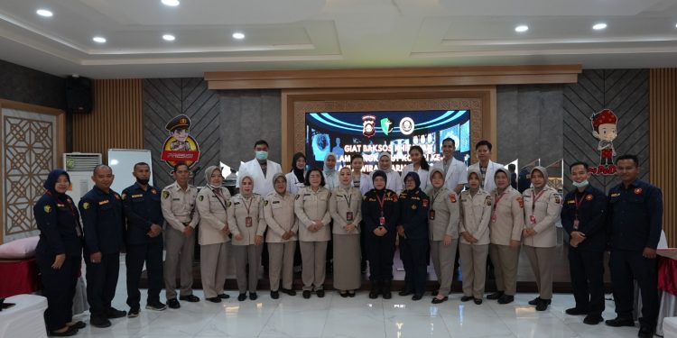 Kegiatan sunatan massa dalam rangka HUT ke-54 Korpri di Rumah sakit Bhayangkara Moh Hasan Palembang