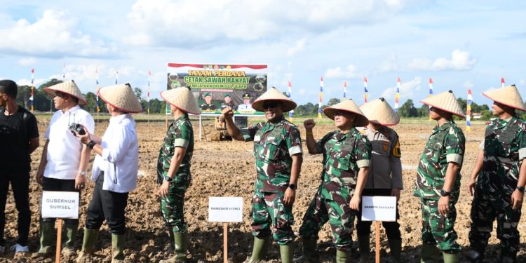 Danrem 044/Gapo Hadiri Tanam Perdana Cetak Sawah Rakyat di Desa Lumpatan II
