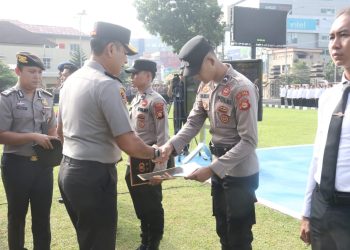 Wakapolda Sumsel Pimpin Apel Pagi dan Berikan Penghargaan Kepada Personel Polda Sumsel yang Berprestasi