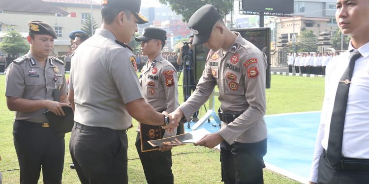 Wakapolda Sumsel Pimpin Apel Pagi dan Berikan Penghargaan Kepada Personel Polda Sumsel yang Berprestasi