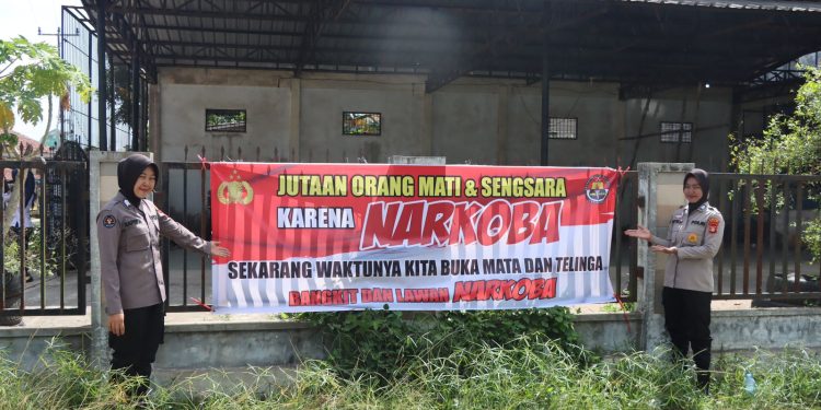 Polres Ogan Ilir Ajak Masyarakat Jauhi Narkoba, Sie Humas Lakukan Pemasangan spanduk Imbauan di Sejumlah Titik