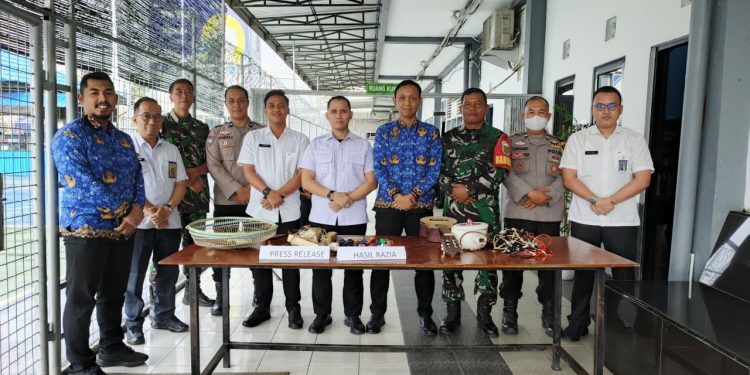 Rutan Kelas I Palembang Laksanakan Razia Gabungan di Lingkungan Rutan upaya peningkatan keamanan dan ketertiban serta pencegahan peredaran barang terlarang 