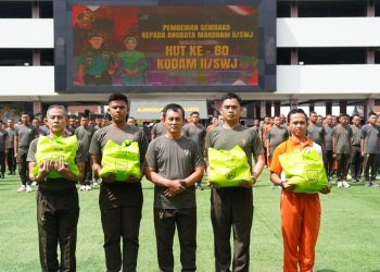 Wujud Perhatian, Pangdam II/Sriwijaya Bagikan Sembako Kepada Personel Makodam II/Sriwijaya