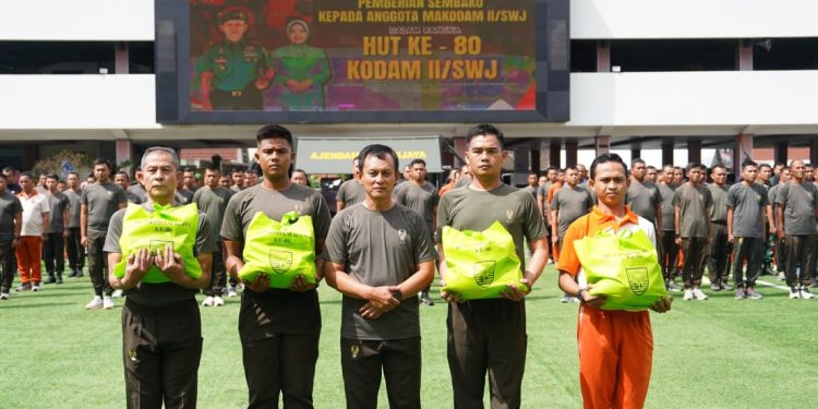 Wujud Perhatian, Pangdam II/Sriwijaya Bagikan Sembako Kepada Personel Makodam II/Sriwijaya