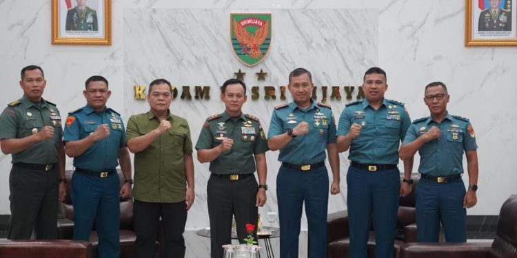 Panglima Kodam II/Sriwijaya Menerima Kunjungan Audiensi Komandan Pangkalan Angkatan Laut Palembang