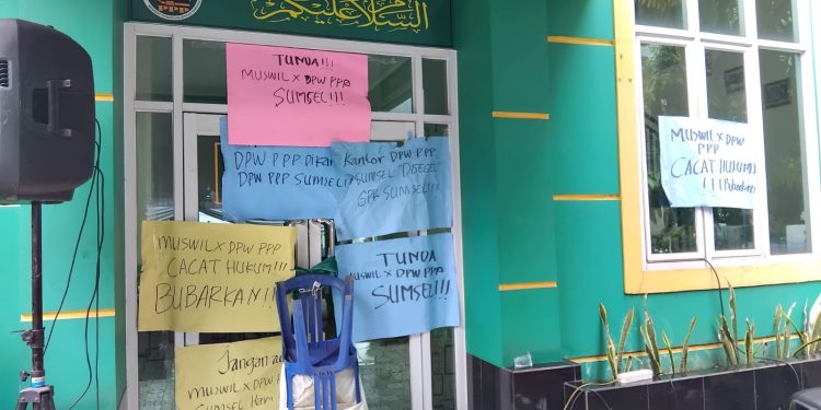 GPK Sumsel Kepung Kantor DPW PPP, Tolak Muswil X dan Lakukan Penyegelan