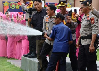 Tradisi Unik Kenaikan Pangkat, Personel Polres Muara Enim Disiram Air Menggunakan Mobil Damkar