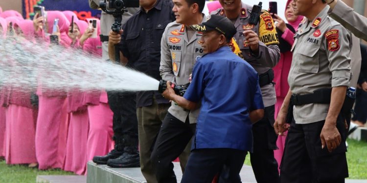 Tradisi Unik Kenaikan Pangkat, Personel Polres Muara Enim Disiram Air Menggunakan Mobil Damkar