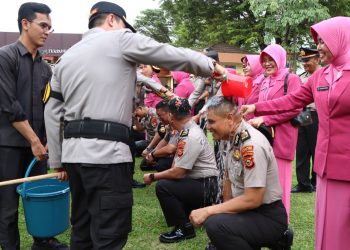 Didampingi Bhayangkari, Kapolres Muara Enim Siram Air Kembang Personel Naik Pangkat