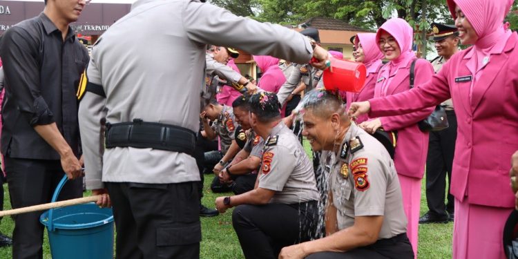 Didampingi Bhayangkari, Kapolres Muara Enim Siram Air Kembang Personel Naik Pangkat