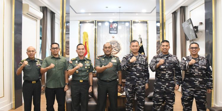 Danrem 044/Gapo Terima Silaturahmi Pejabat Danlanal Palembang yang Baru