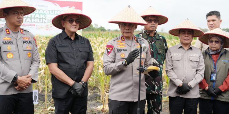 Kapolda Sumsel Didampingi Kapolres Ogan Ilir Salurkan Bantuan Sosial pada Acara Panen Raya Jagung Serentak
