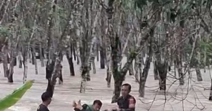 Heroik! Babinsa Belitang Evakusi Warga Terseret Arus Banjir