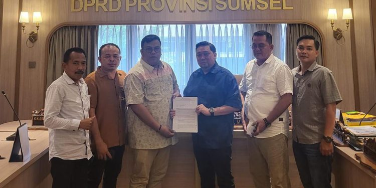 Buruh Batubara Sumsel Desak DPRD Cari Solusi Larangan Angkutan Batubara