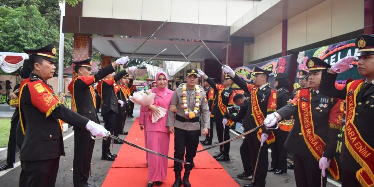 Air Mata Perpisahan di Bumi Serasan Sekundang: AKBP Jhoni Eka Putra Pamitan, AKBP Hendri Syaputra Datang Membawa Harapan Baru