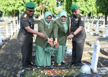 Ikuti Ziarah Rombongan, Danrem 044/Gapo : Jasa Pahlawan Tidak Akan Pernah Terlupakan Dan Menjadi Teladan Bagi Kita Semua