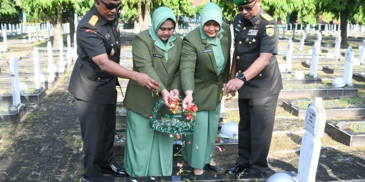 Ikuti Ziarah Rombongan, Danrem 044/Gapo : Jasa Pahlawan Tidak Akan Pernah Terlupakan Dan Menjadi Teladan Bagi Kita Semua