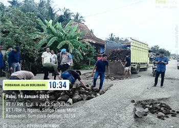Forkopimcam bersama Personel Polsek Sanga Desa Gotong Royong Timbun Jalan Rusak