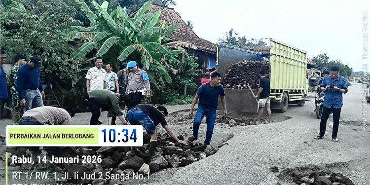Forkopimcam bersama Personel Polsek Sanga Desa Gotong Royong Timbun Jalan Rusak