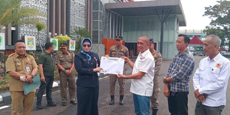 DPD Laskar Prabowo 08 Prov. Sumsel dan BPI KPNPA RI Gelar Aksi di Kantor Gubernur Sumsel dan Bank BPR Sumsel Meminta Gubernur Sumsel Untuk Memecat Direktur Bank BPR Sumsel  Yang di Duga Banyak Kredit Macet dan Kredit Yang Tidak Sesuai