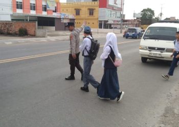 Polsek Indralaya Laksanakan Strong Point dan Pengaturan Lalu Lintas di Jam Masuk Sekolah