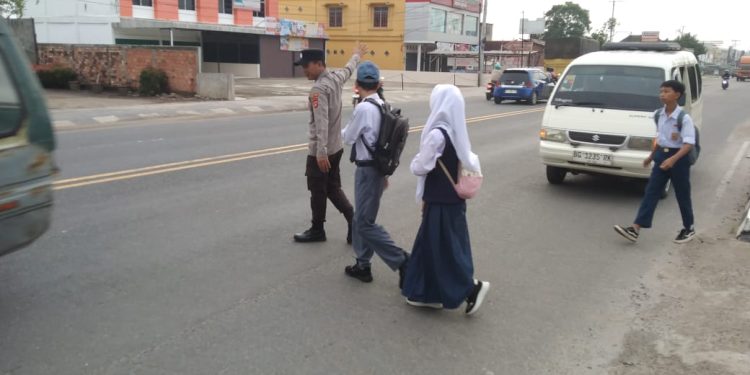 Polsek Indralaya Laksanakan Strong Point dan Pengaturan Lalu Lintas di Jam Masuk Sekolah