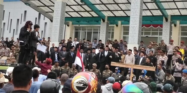 Masyarakat Peduli PALI Gelar Aksi Demo di DPRD PALI, Tuntut Aktifkan Kembali BPJS Kesehatan